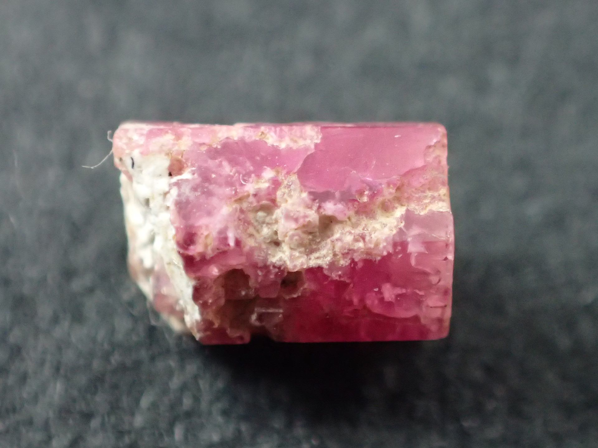 最高品質レッドベリル原石(Red Beryl) Wah Wah Mtns, Beaver Co., Utah