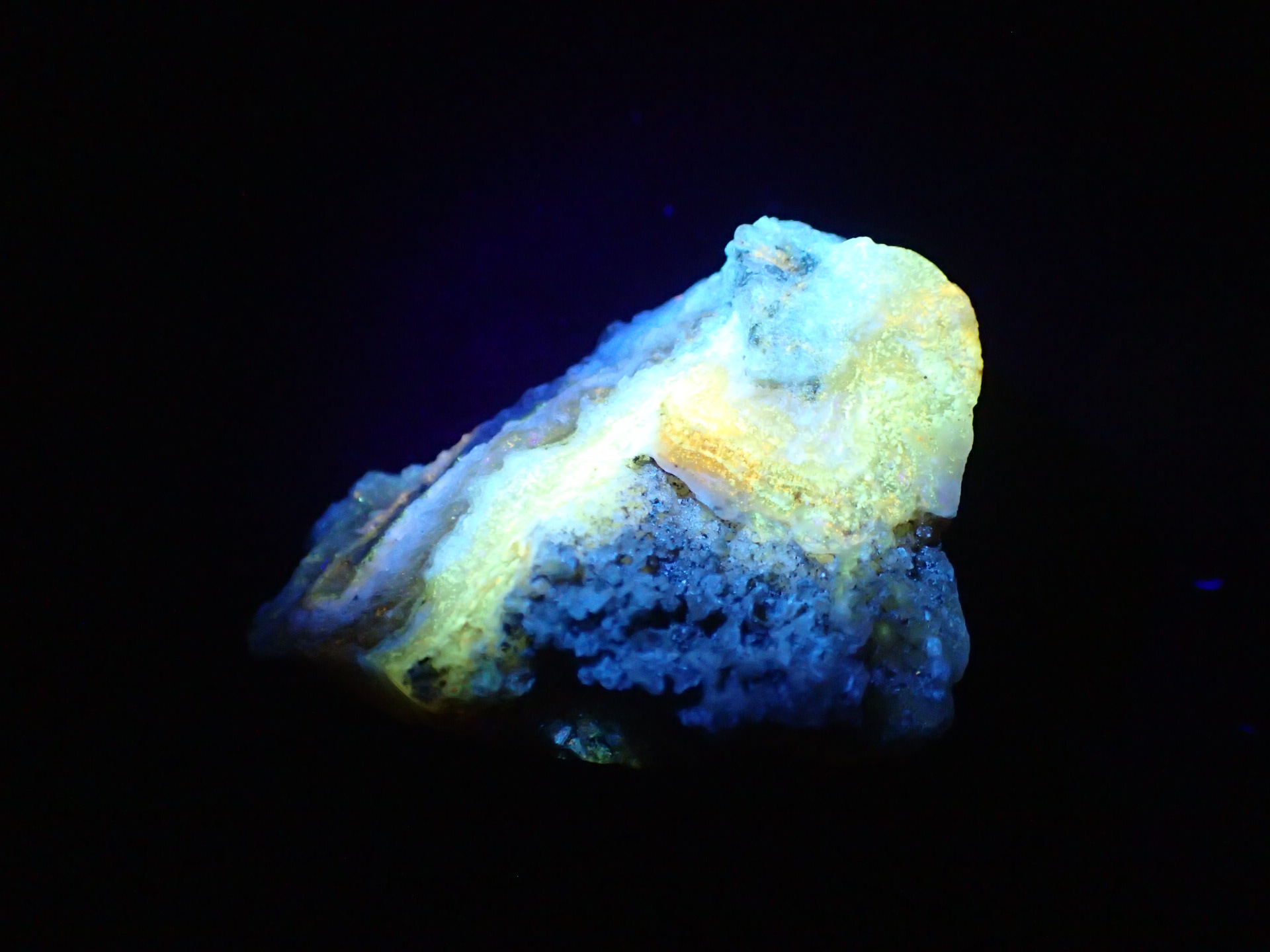 最高品質蛍光オパール 北海道然別湖西方産 ｜石の販売専門店【vec