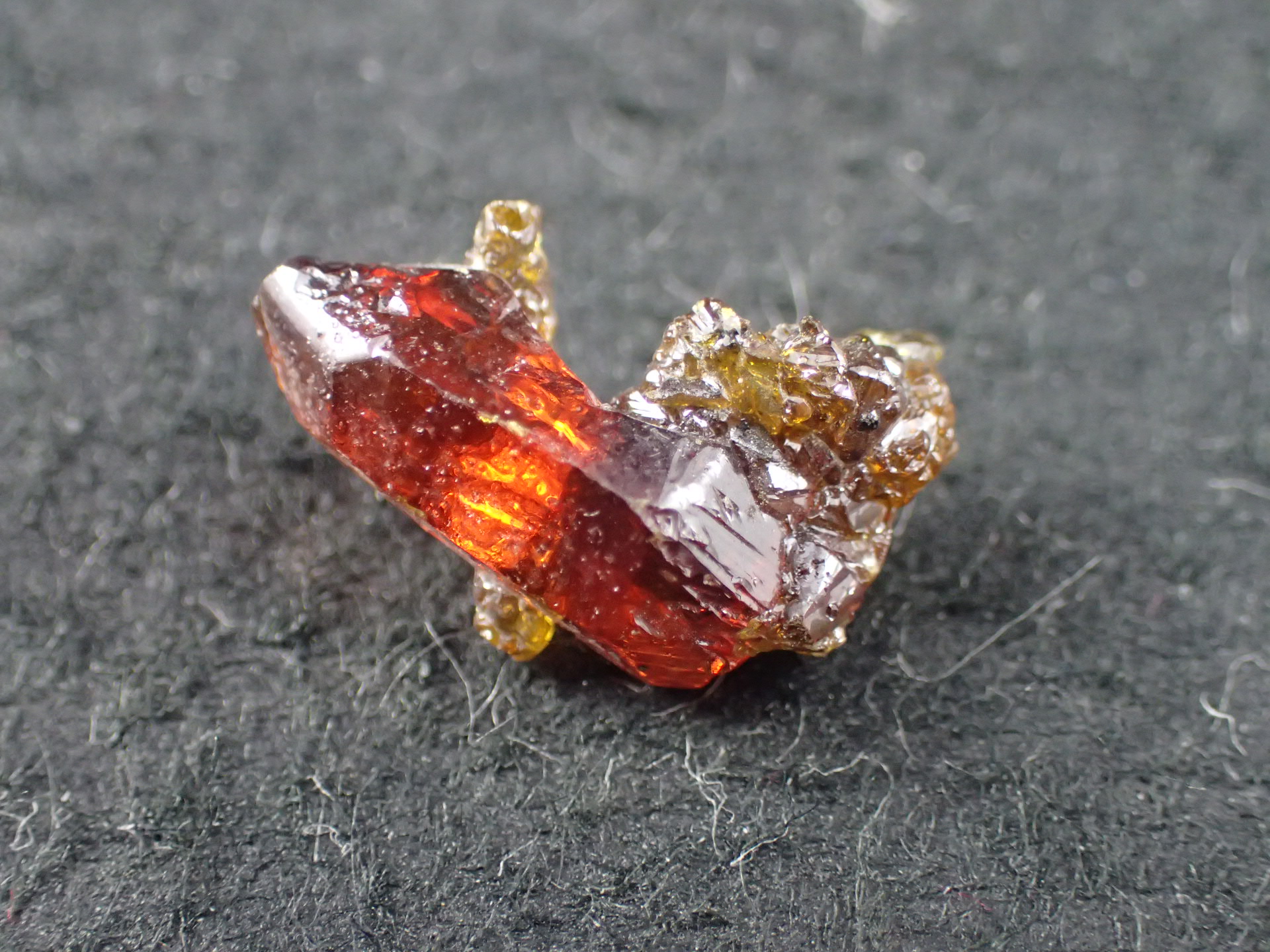 石のような硬い赤褐色の古壺 石のような硬い赤褐色の