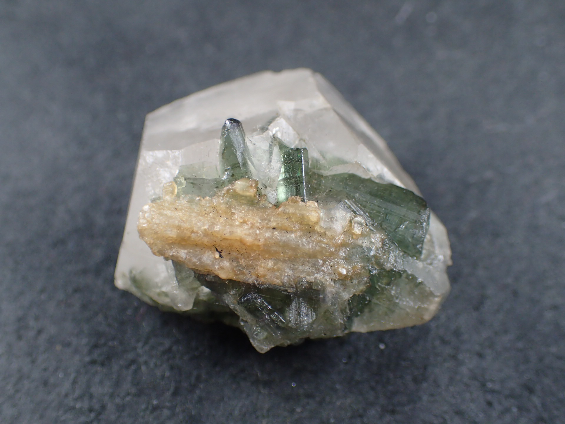 モルガナイトクリスタルの天然グリーントルマリン束