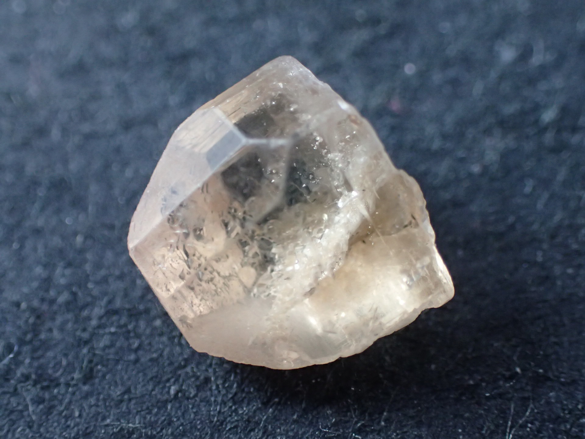 1kg超え！自主採掘！トパーズ 1064,7g 原石 TZ236 鉱物 天然石 Amazon