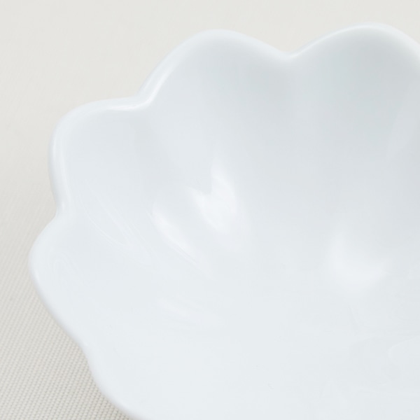 波佐見焼 三つ足輪花小鉢 白磁｜鉢・ボウル｜料理家 栗原はるみ レシピ