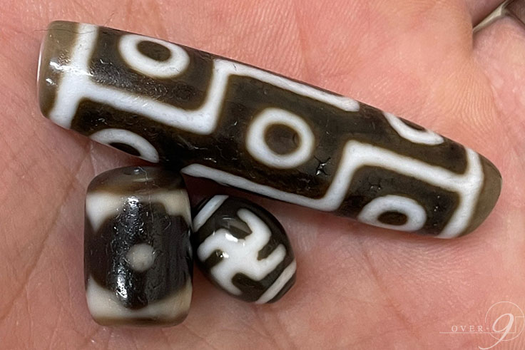 本物老天珠チベットジービーズ 「仏様の目、口」三眼天珠 dzi