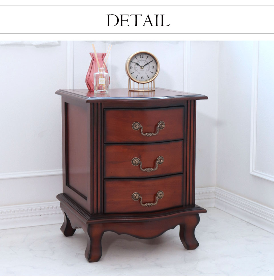 アンティーク調の象嵌細工が施された猫脚の3段チェストです