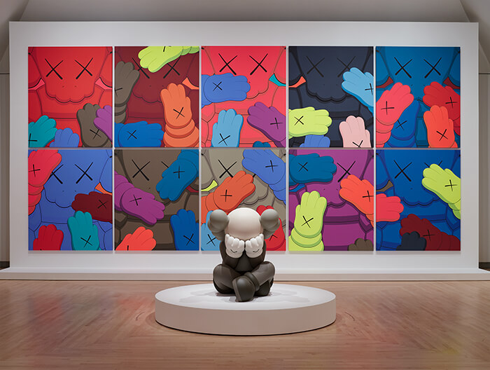 カウズ、25年の活動を包括「KAWS: WHAT PARTY」：ニューヨーク最新