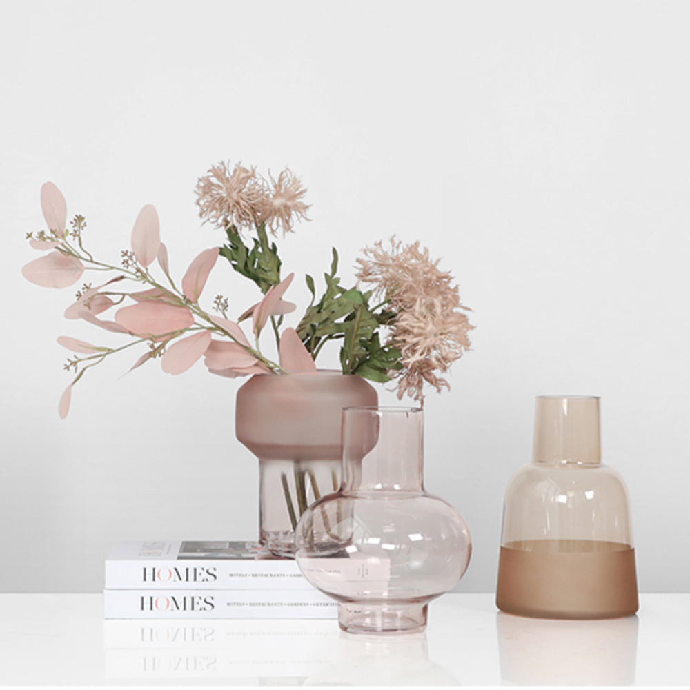 ピンクのガラス製の花瓶