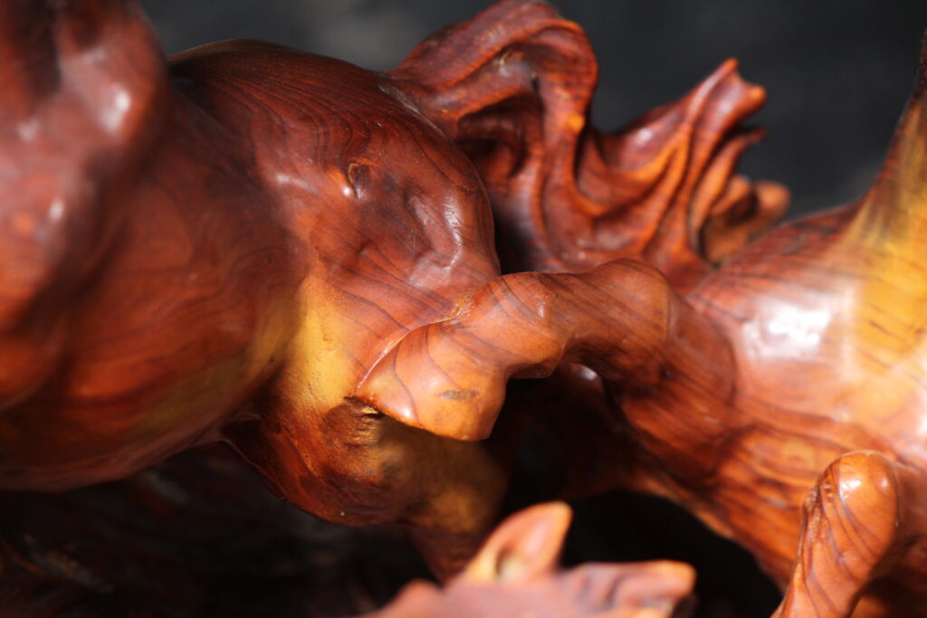 木彫りの馬群 | 赤富士竜市