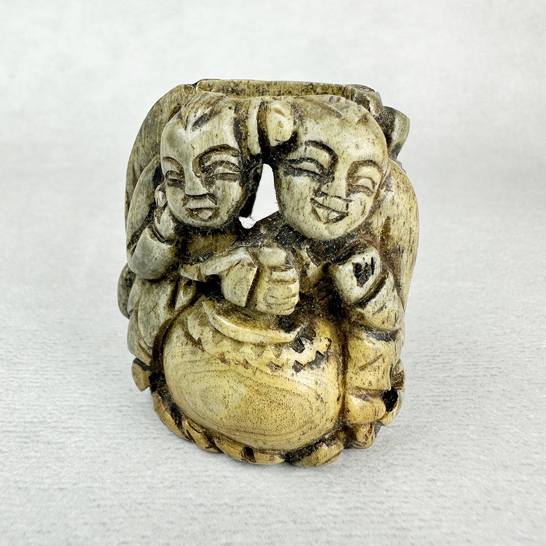 古美術 雨蛙根付 中国の唐子に福の彫刻 骨製
