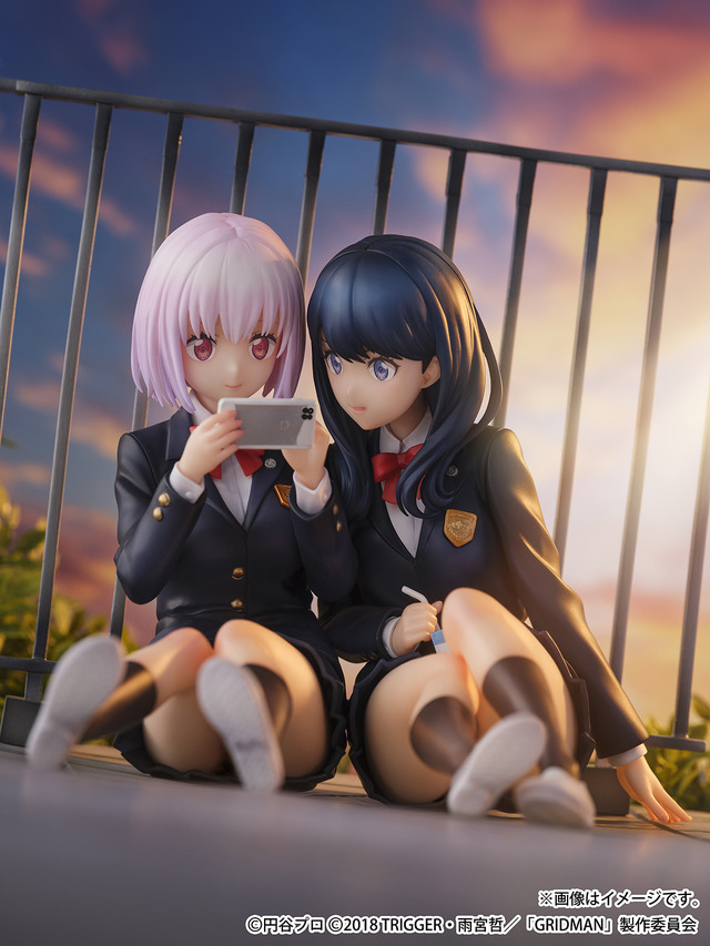 SSSS.GRIDMAN」新条アカネ＆宝多六花、制服で寄り添う姿がエモい！渋