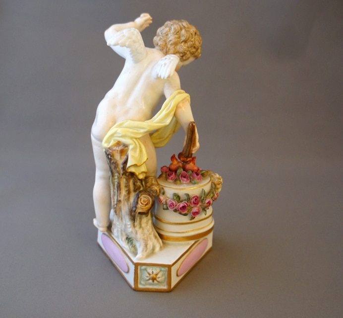 マイセン「天使人形「箴言の天使」- Je les enflamme（燃えあがる恋