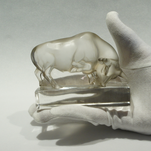 ペーパーウェイト 雄牛《アンティックかとう》