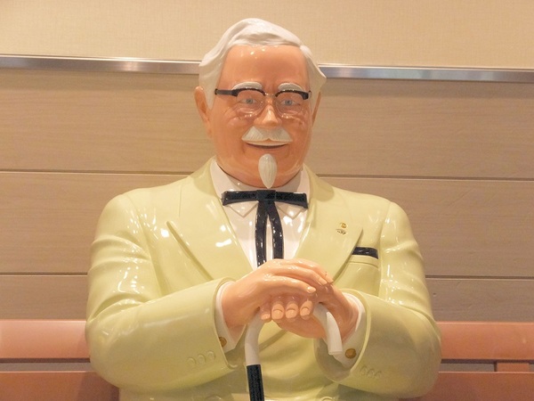 ASCII.jp：カーネル・サンダースが初めて「座った」