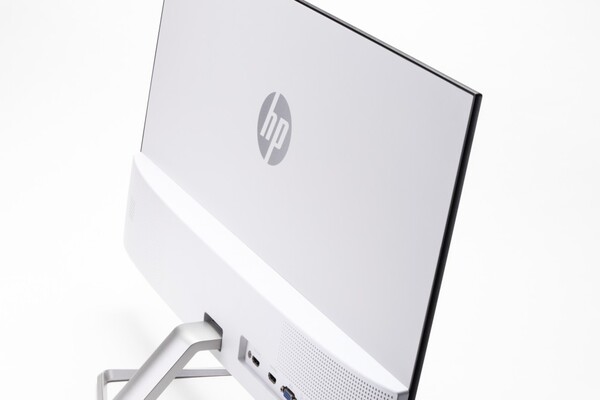 ASCII.jp：24型クラスのサイズ感、ベゼルレスで没入感がすごい「HP