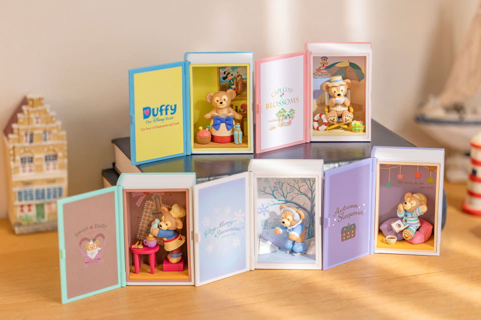 青いトランク持った「ダッフィー」ぬいぐるみ発売！ 20周年の思い出が