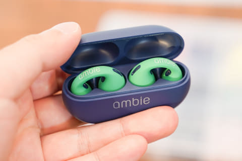 ambie、簡単装着でマルチポイント対応“耳をふさがない”イヤカフ型TWS