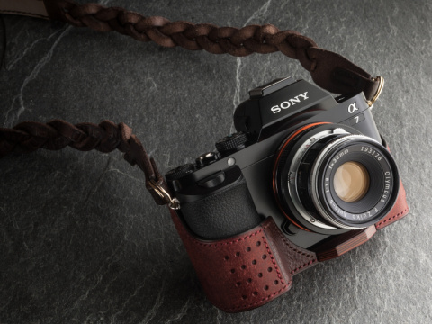 デジカメドレスアップ主義：ギミック満載のα7レザーケース - デジカメ