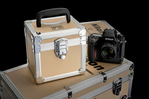 超望遠レンズトランク風の「ニコンF5誕生25周年記念ハードケース