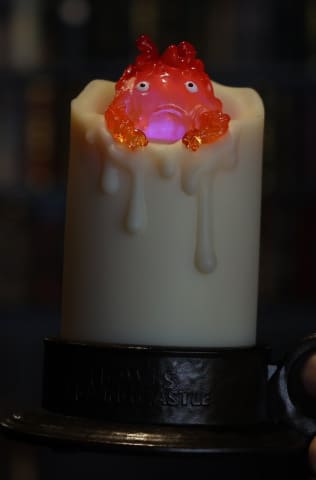 映画「ハウルの動く城」のカルシファーがライトになって登場