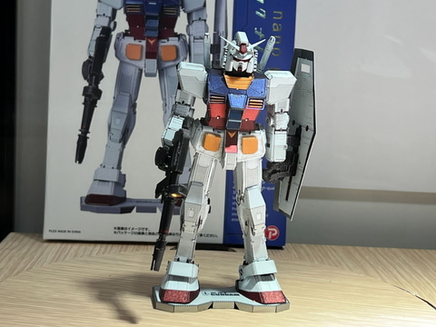 テンヨーの「メタリックナノパズル」シリーズに「ガンダム」や「グレン