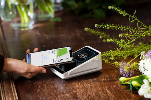 Square、持ち運べる一体型決済端末「Square Terminal」。プリンタも