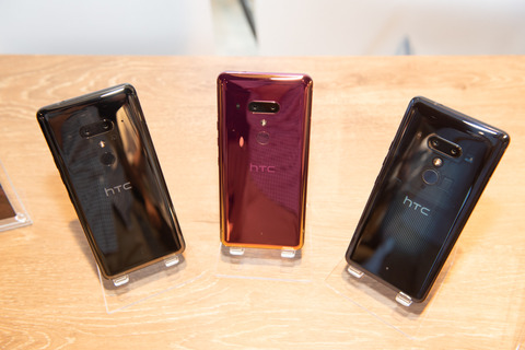HTC U12+」7月20日発売、前後デュアルカメラで“にぎって操作”も進化