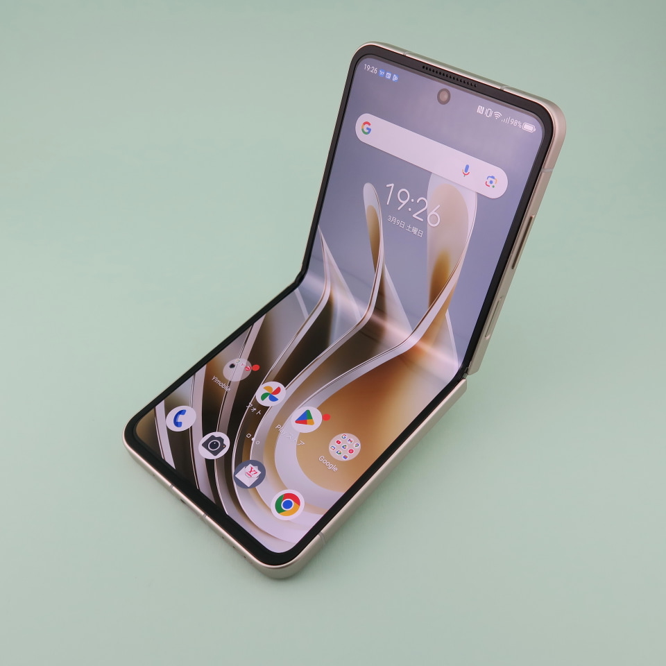 Libero Flip」、6万円でデビューできるフォルダブルスマートフォン