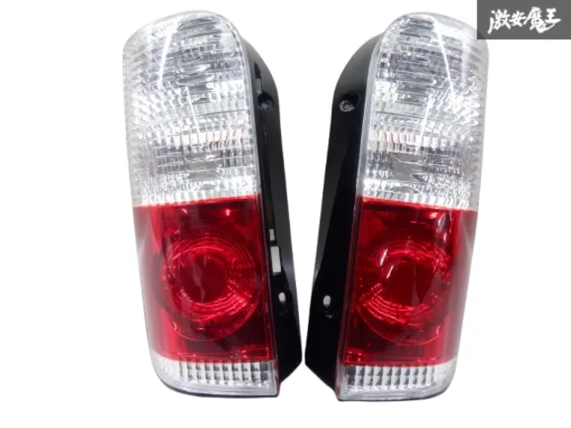 ストア出品トヨタ純正 美品 ハイエース 100系 純正 テールランプ 右側