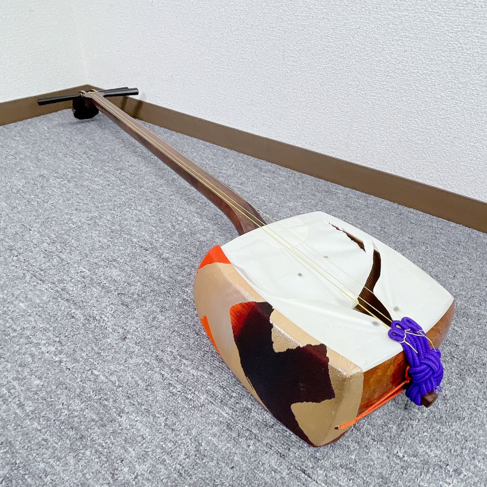 三味線 佳四郎 在銘 トチ入り紅木 金細 綾杉彫り胴 細棹 1本溝 桐箱 和