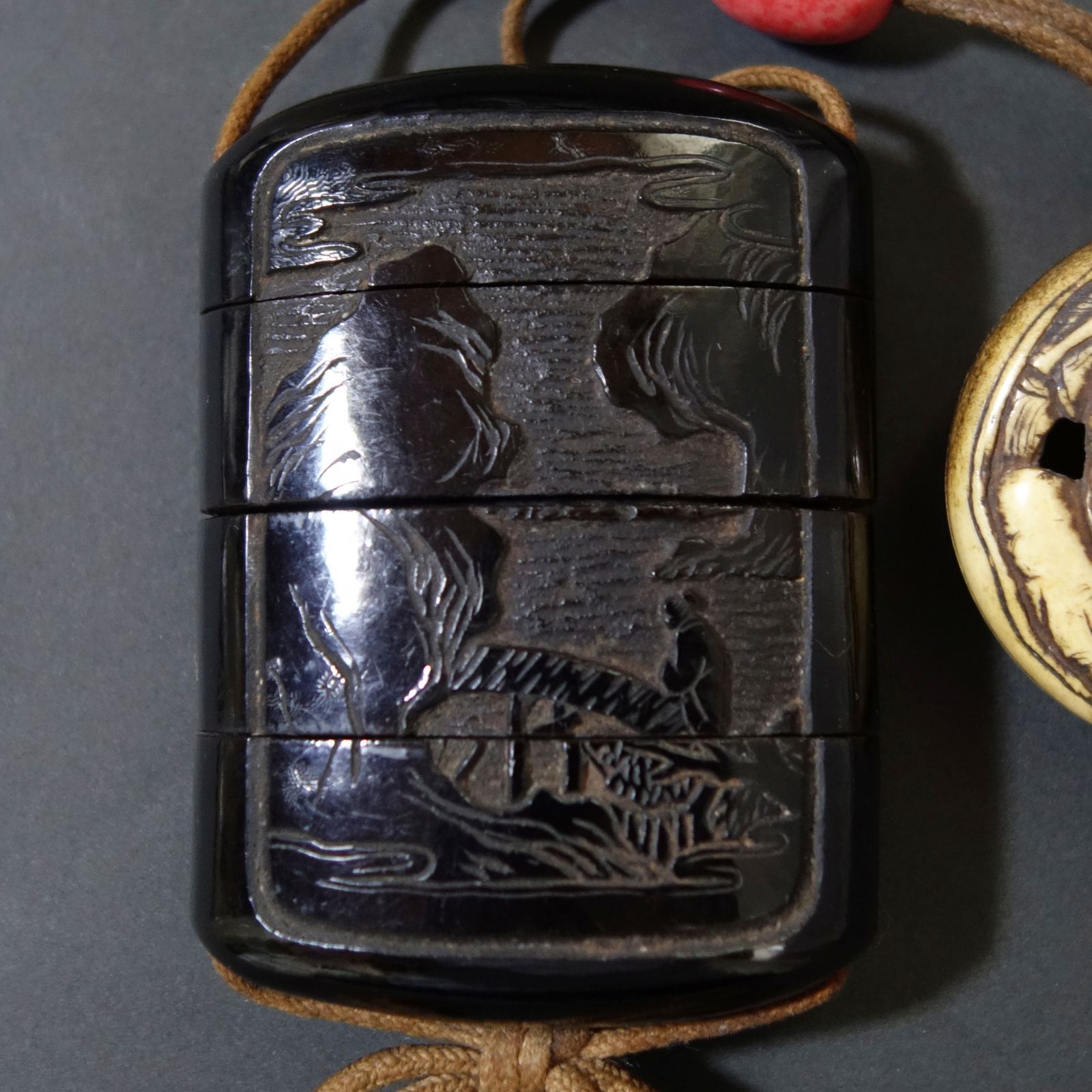 骨董逸品【中国山水図 印籠 堆黒 ／ 寿老人 根付 古骨彫刻】 漆器 印籠