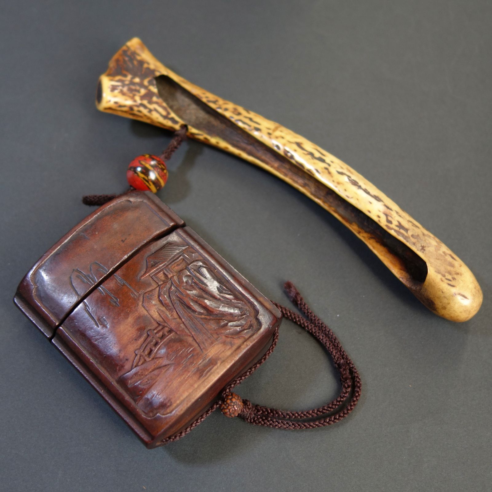 骨董逸品【煙管筒 鹿角刳貫 ／ とんこつ (煙草入) 木製彫刻 】 喫煙具