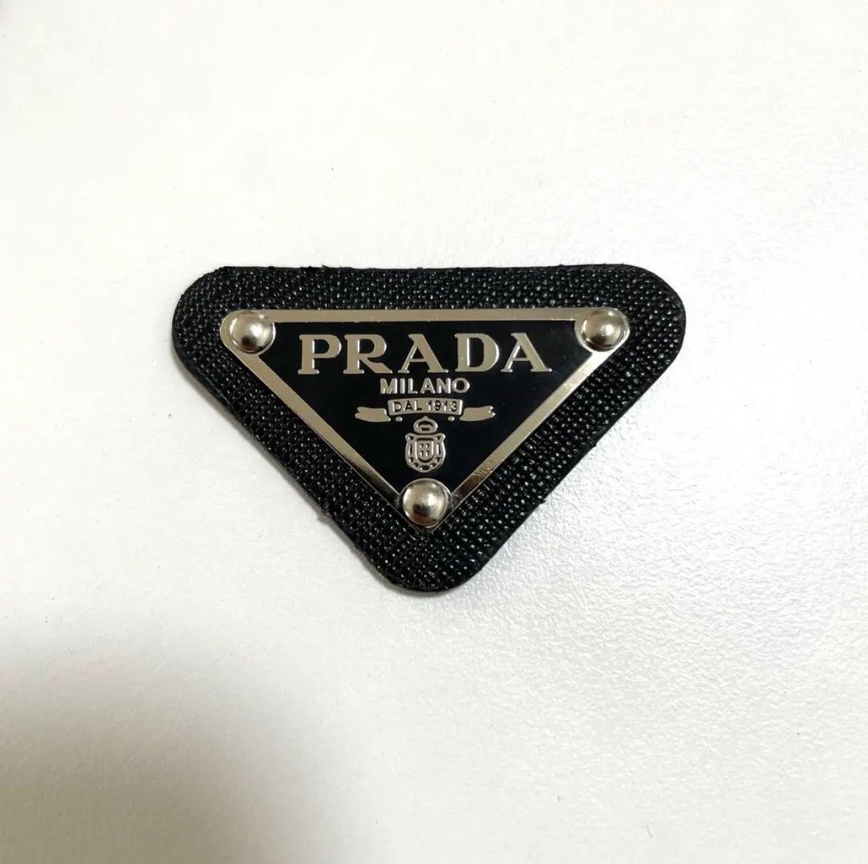 PRADA 三角形ブローチ PRADAブローチ PRADA - 極美品 プラダ 三角プレート