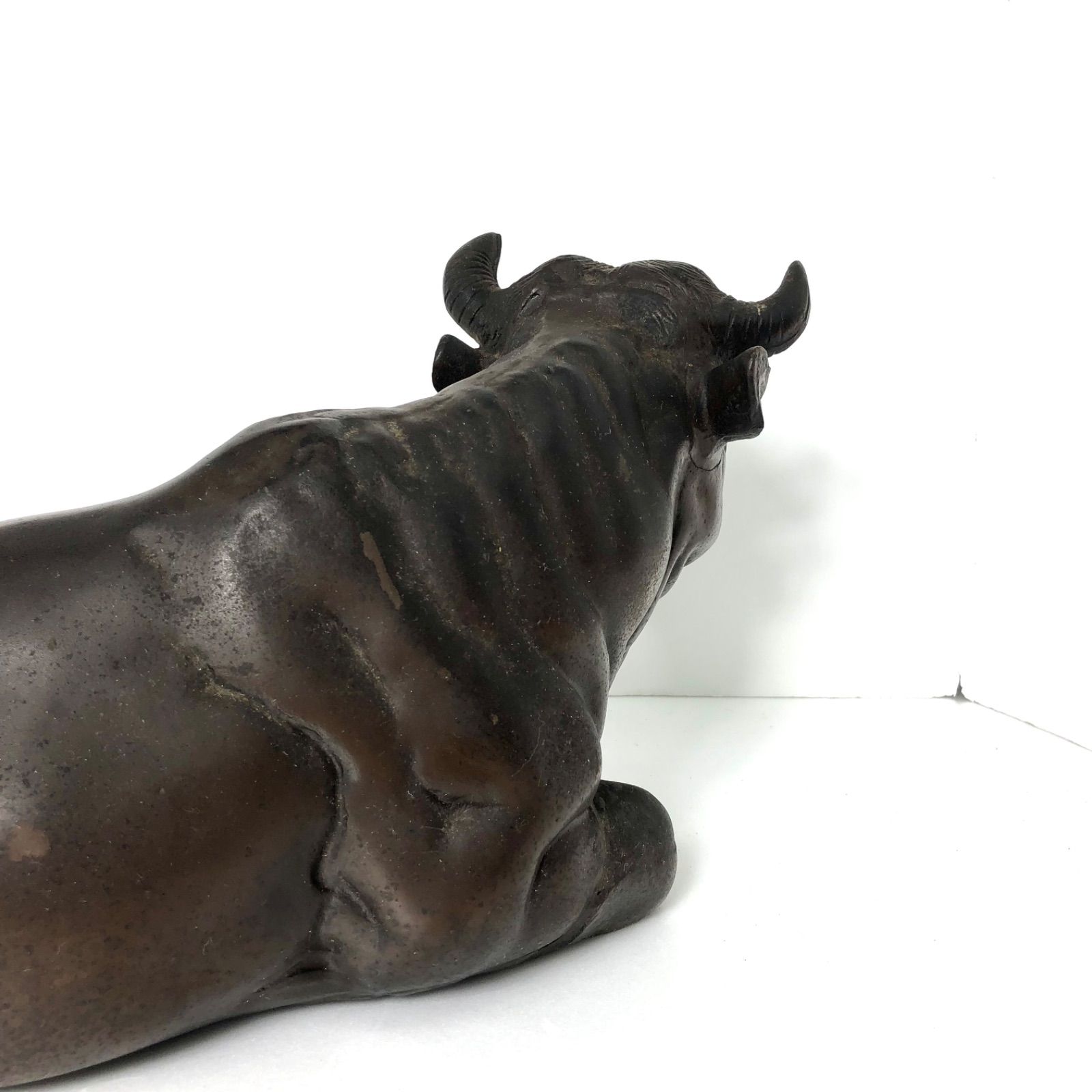 ②牛 美術工芸品「座る牛」彫刻 在銘「呂」丑 オブジェ 置物 牛 金属