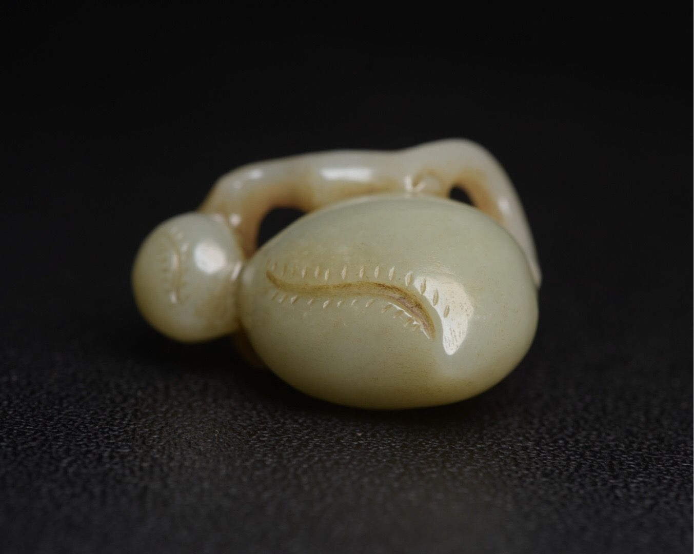 古玉 和田玉(ホータン) 和田青玉 文字彫り 根付 緒締玉 玉佩 提げ物