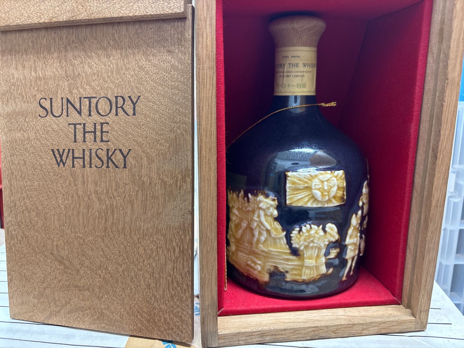 サントリーTHE WISKY 未開栓 陶器ボトル 750ml