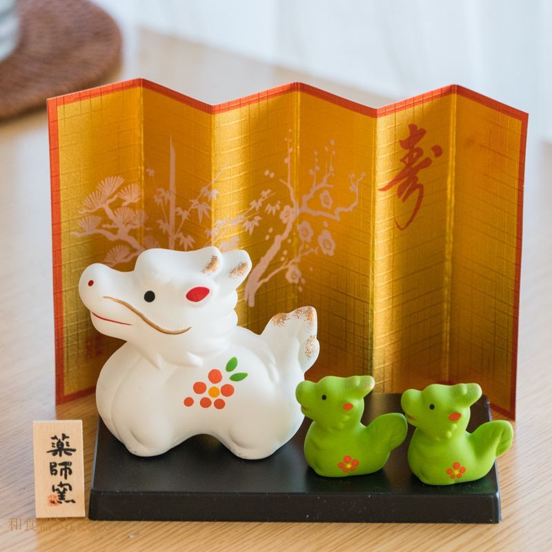 薬師窯 2024年 招福干支辰 錦彩招福辰（紅梅・龍の子付）招き辰 置物