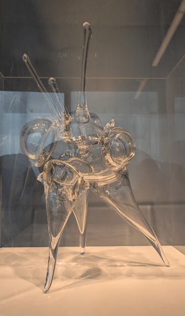 EXPO2025万博 レネ チェコ館 透明ガラスアートオブジェとぬいぐるみ