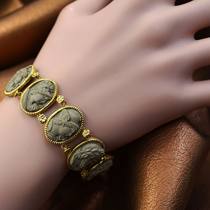 カメオ彫刻家ジュセッペ・テソリエレ氏のラーヴァカメオブレスレットの