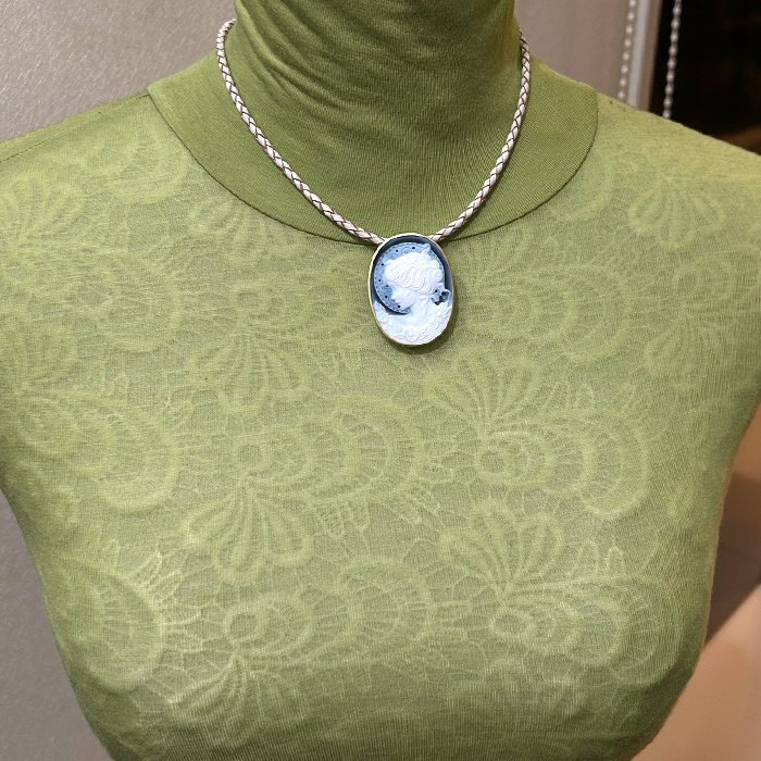 カメオ専門店アートフェリーチェ 18金枠付きメノウカメオブローチをご紹介