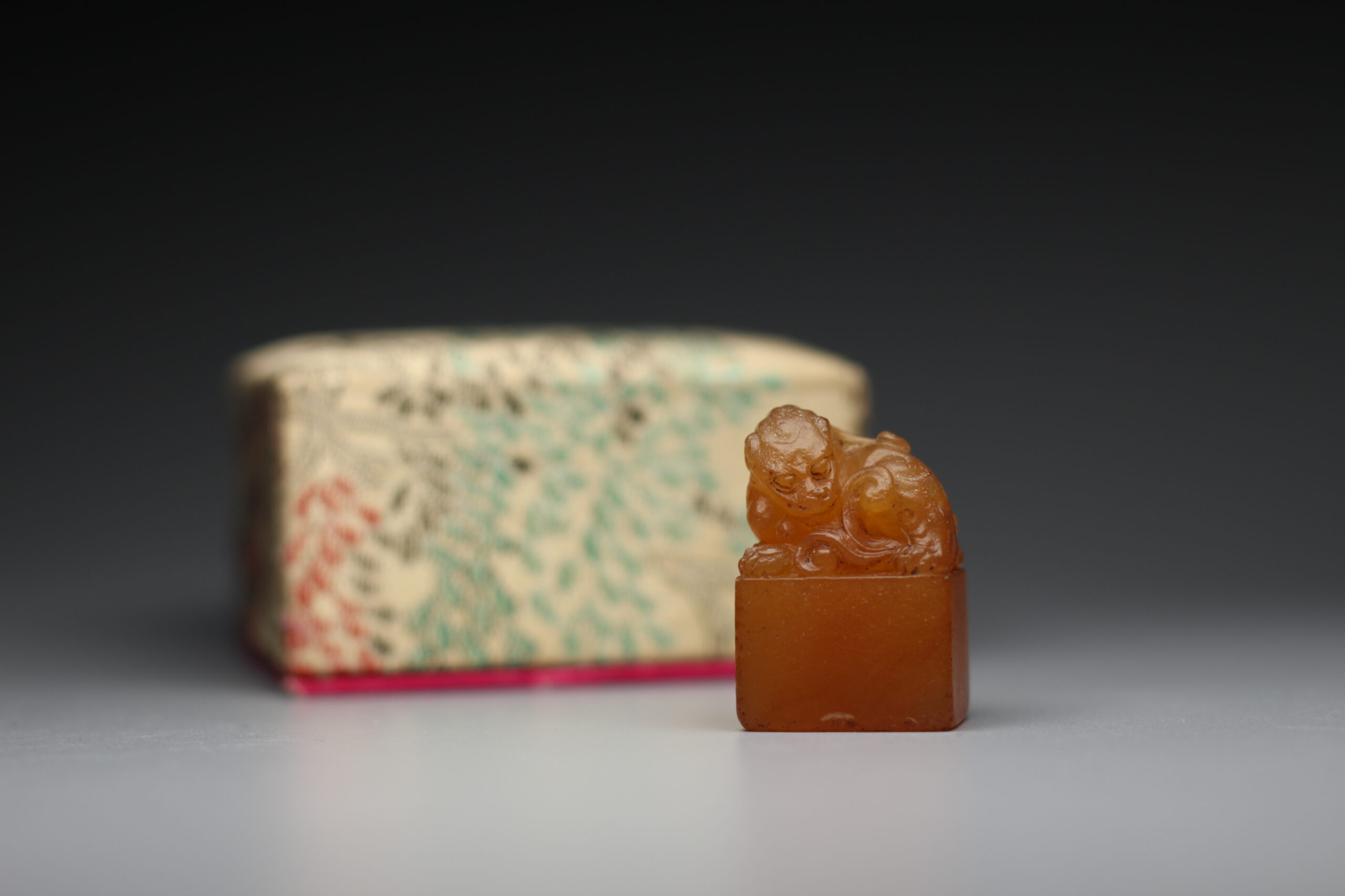 ラオス石螭虎穿環朱砂凍高級印材箱付き書道篆刻落款雅号