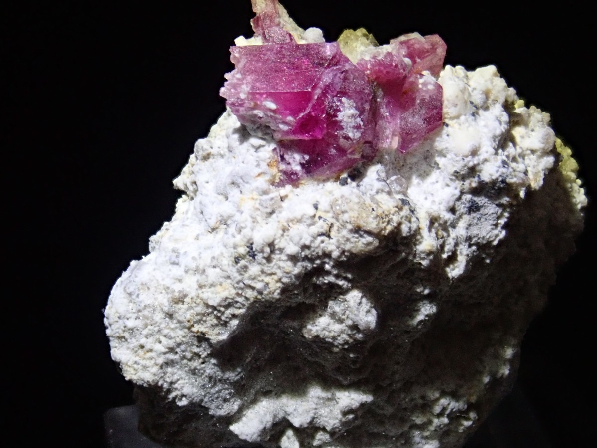 297 レッドベリル クラスター ビクスバイト レッドエメラルド 母岩付き