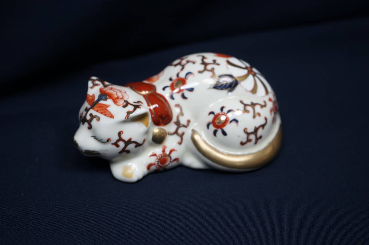 伊万里焼 眠り猫置物 染錦花紋 色絵 牡丹 縁起物 ねこの置物 レトロ
