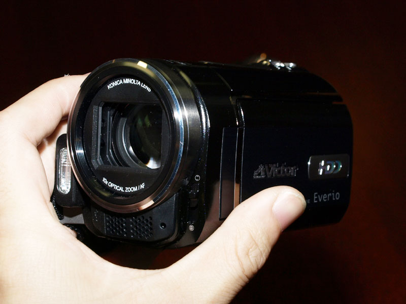 ビクター、738万画素CCD搭載ムービーカメラ「Everio」