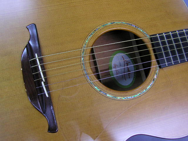 Lowden O-10 – 神戸ギターショップ B-West