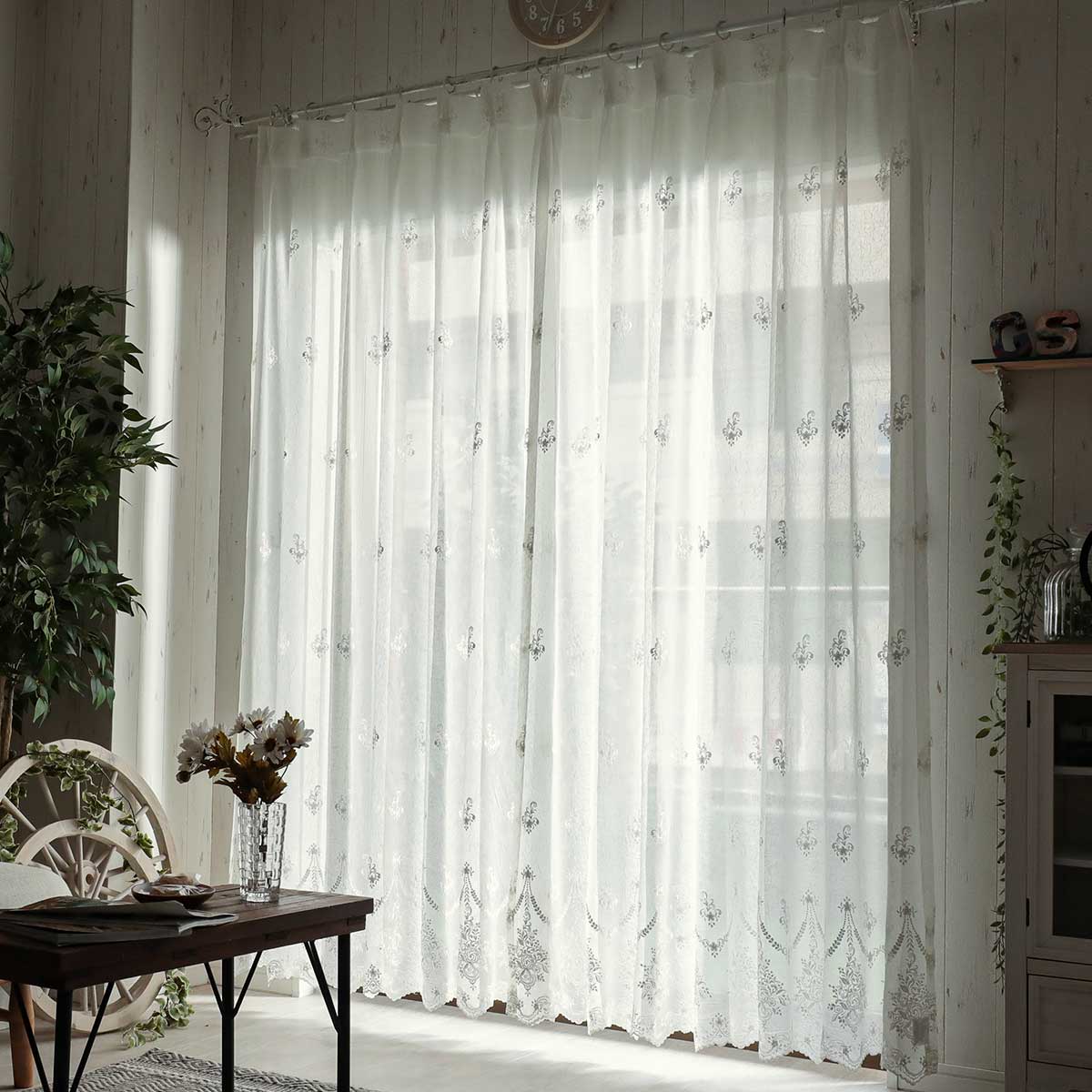 ウォッシャブル対応！スカラップレースとオーナメント風の花柄刺繍が