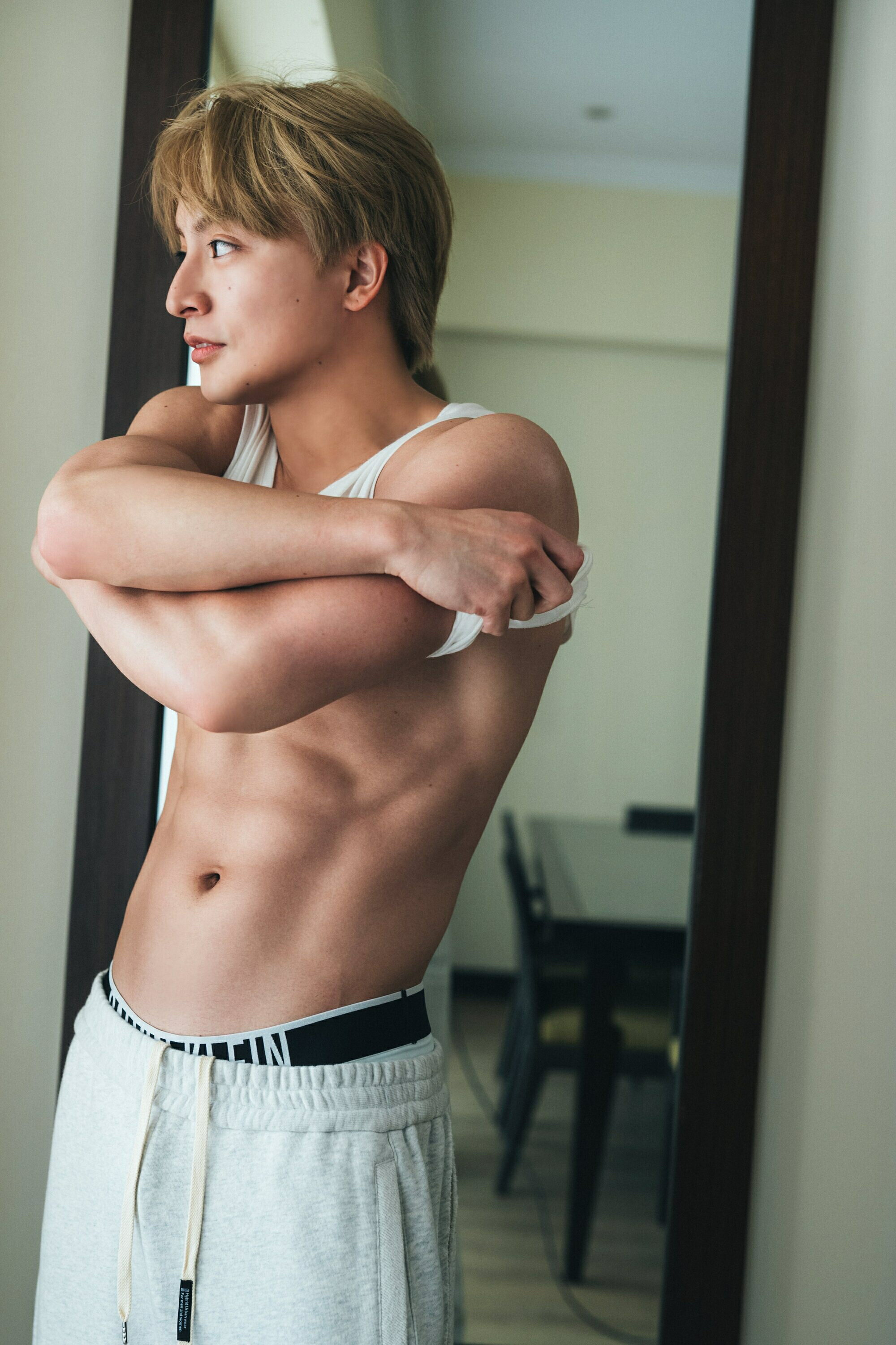 白濱亜嵐2nd写真集から“逆三角形ボディ”公開♡「理想通りのボディに