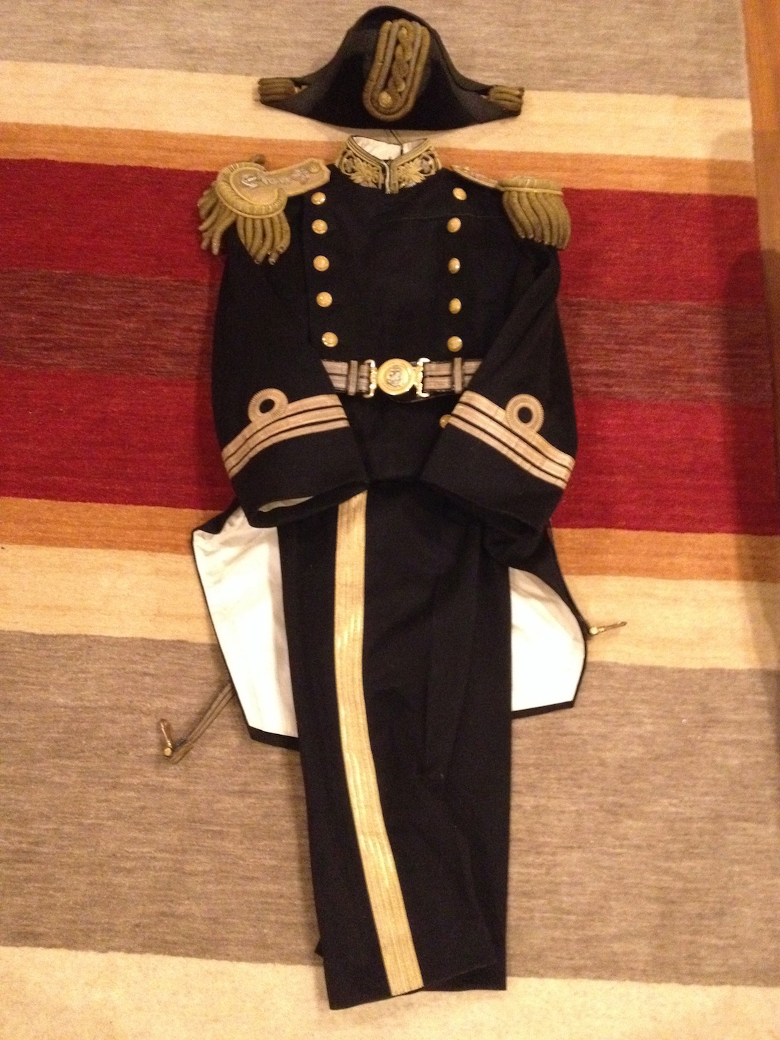 旧日本軍 帝国海軍 軍服 大礼服 肩章 帽章 ボタン 飾帯 刀緒 飾