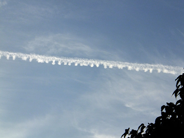田舎の暮らし あれこれ: 変わった形の飛行機雲