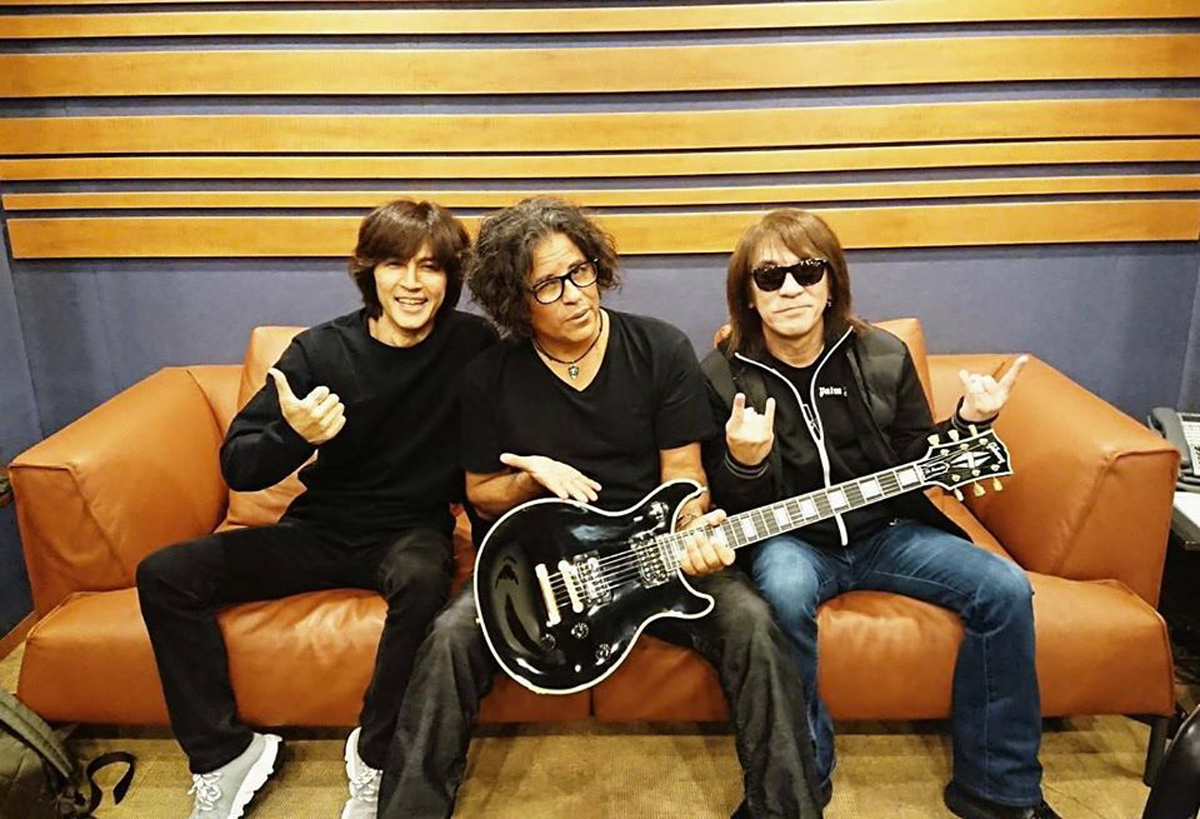 B'z松本、稲葉、スティーヴィー・サラスの仲睦まじいスリーショットが