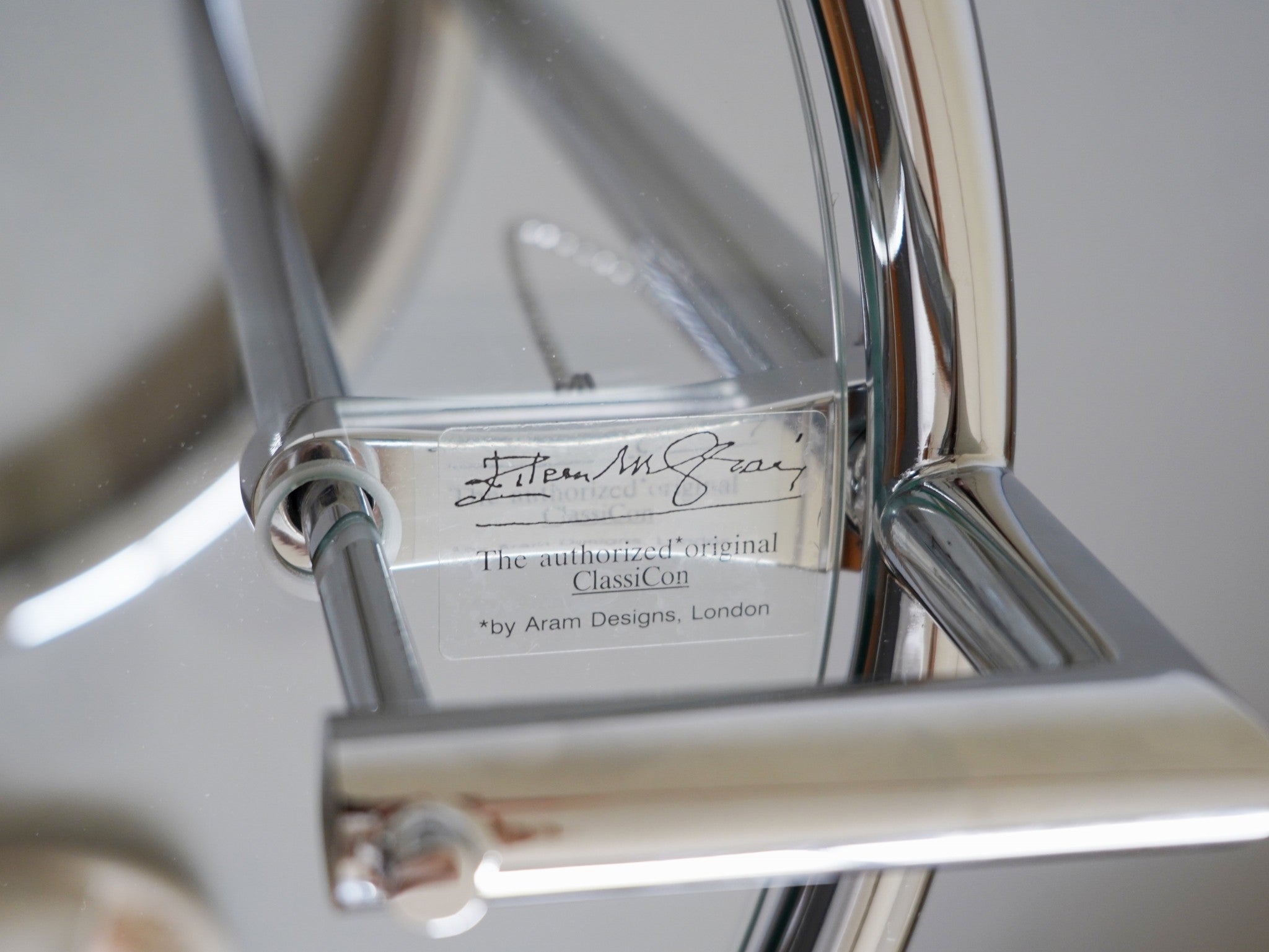 アイリーン・グレイ E1027 アジャスタブルテーブル クラシコン