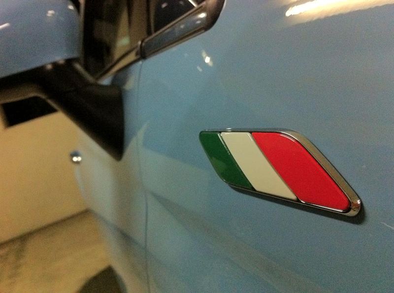 イタリアンフラッグフェンダーバッジ取付（フィアット 500C